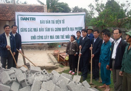 Đại diện chính quyền xã Quỳnh Trang cùng PV Dân trí tiến hành khởi công xây dựng nhà cho cháu Tân.
