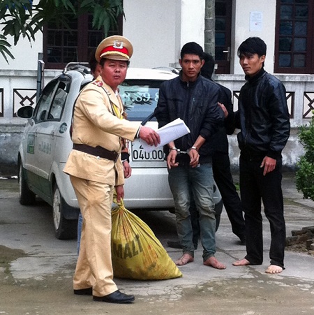 CSGT bắt đối tượng Sơn vận chuyển pháo bằng cách thuê taxi Mai Linh (Ảnh: Trọng Hùng)