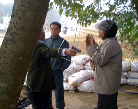 Tạm đình chỉ công tác phó công an xã nổ súng làm cháu bé nhập viện - 1