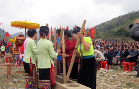 Thiếu nữ sơn cước xuống chợ mua lộc đầu xuân - 3