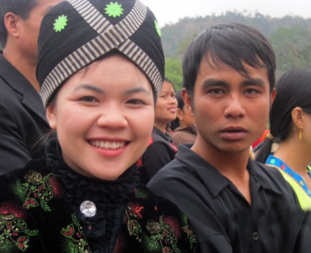 Thiếu nữ sơn cước xuống chợ mua lộc đầu xuân - 4