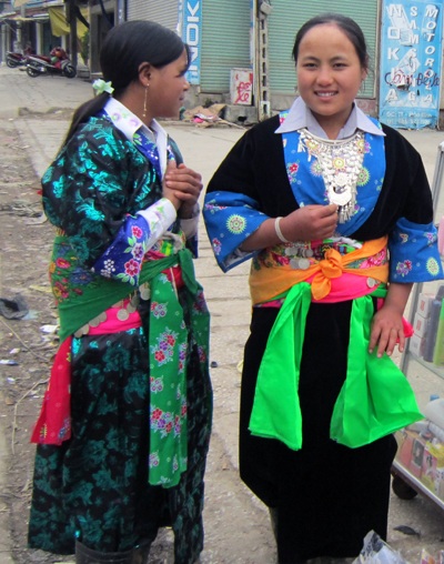 Thiếu nữ sơn cước xuống chợ mua lộc đầu xuân - 5