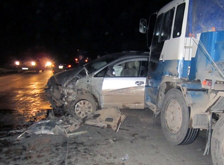 3 ô tô đâm nhau, xe gây tai nạn bỏ trốn - 3