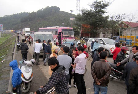 3 ô tô đâm nhau liên hoàn trên quốc lộ 1A - 5