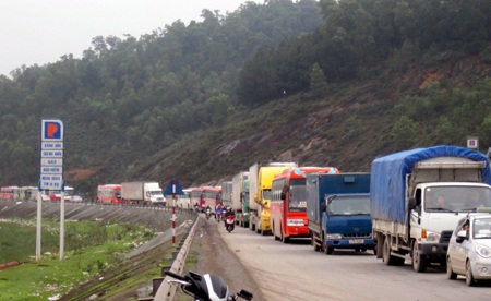 3 ô tô đâm nhau liên hoàn trên quốc lộ 1A - 4