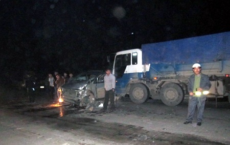 3 ô tô đâm nhau, xe gây tai nạn bỏ trốn - 4