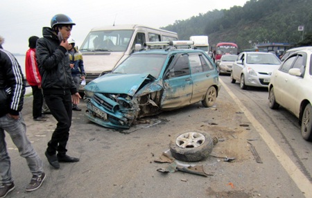 3 ô tô đâm nhau liên hoàn trên quốc lộ 1A - 1