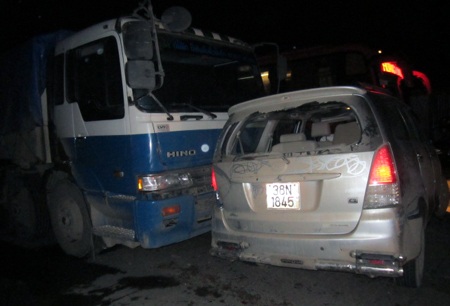 3 ô tô đâm nhau, xe gây tai nạn bỏ trốn - 2