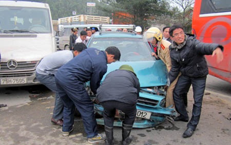 3 ô tô đâm nhau liên hoàn trên quốc lộ 1A - 2