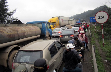 3 ô tô đâm nhau liên hoàn trên quốc lộ 1A - 3