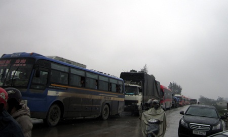 Ô tô đối đầu, quốc lộ 1A tắc nghẽn nhiều giờ - 3