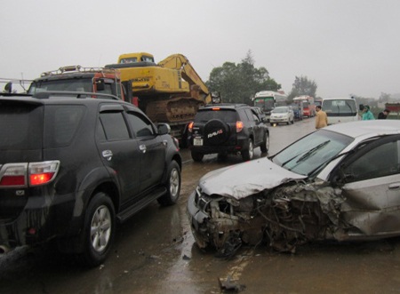 Ô tô đối đầu, quốc lộ 1A tắc nghẽn nhiều giờ - 2