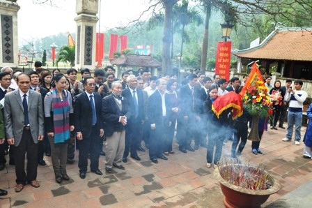 Chủ tịch Quốc hội dâng hương tại khu mộ thân mẫu Bác Hồ - 4