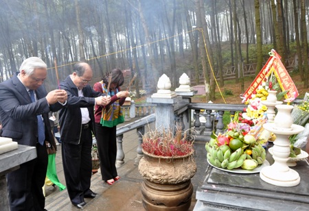 Chủ tịch Quốc hội dâng hương tại khu mộ thân mẫu Bác Hồ - 2