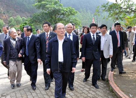 Chủ tịch Quốc hội dâng hương tại khu mộ thân mẫu Bác Hồ - 1