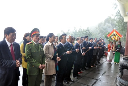 Chủ tịch Quốc hội dâng hương tại khu mộ thân mẫu Bác Hồ - 3