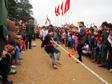 Tưng bừng khai hội Đền Cờn - 6