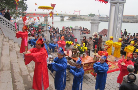 Tưng bừng khai hội Đền Cờn - 3