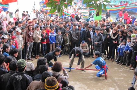 Tưng bừng khai hội Đền Cờn - 5