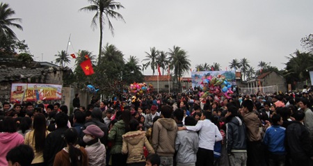 Tưng bừng khai hội Đền Cờn - 9