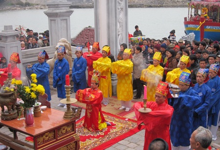 Tưng bừng khai hội Đền Cờn - 4