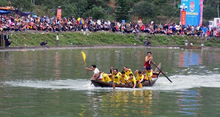 Sôi động đấu vật, đua thuyền tại lễ hội Vua Mai - 18
