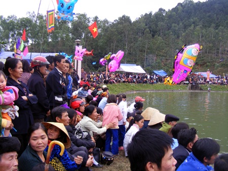 Sôi động đấu vật, đua thuyền tại lễ hội Vua Mai - 19