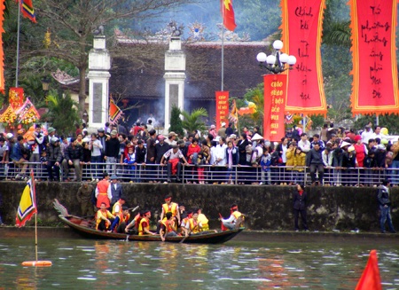 Sôi động đấu vật, đua thuyền tại lễ hội Vua Mai - 14