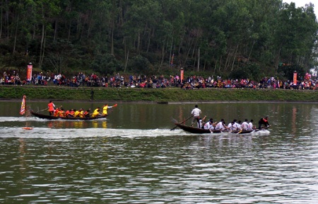 Sôi động đấu vật, đua thuyền tại lễ hội Vua Mai - 16
