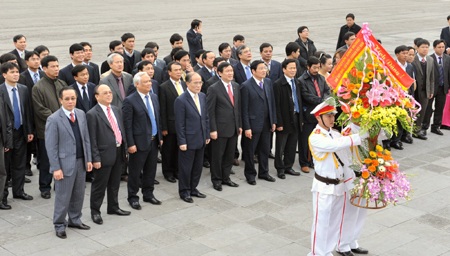 Chủ tịch Quốc hội dâng hương tại khu mộ thân mẫu Bác Hồ - 7