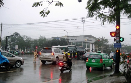 Xe buýt đâm xe tải, giao thông ách tắc cục bộ  - 2