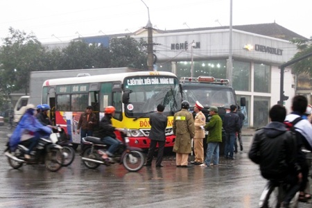 Xe buýt đâm xe tải, giao thông ách tắc cục bộ  - 1