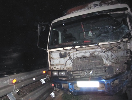 Nhiều chuyến tàu trễ giờ vì xe tải tông nhau - 1