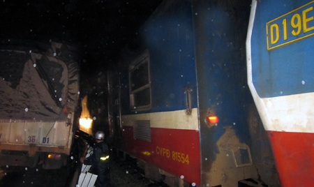 Nhiều chuyến tàu trễ giờ vì xe tải tông nhau - 2