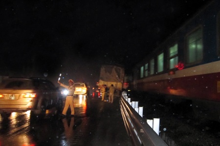 Nhiều chuyến tàu trễ giờ vì xe tải tông nhau - 3