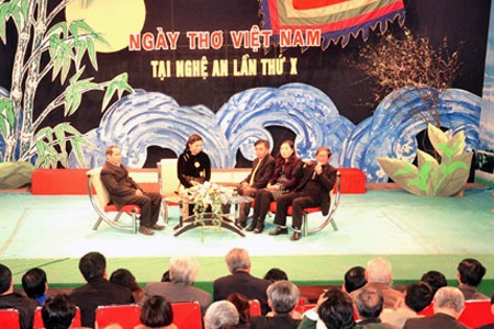 Đêm thơ Nguyên tiêu ở thành phố đỏ - 3 Đêm thơ Nguyên tiêu ở thành phố đỏ - 3