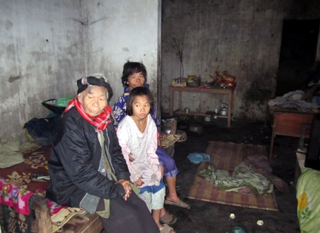 Bà ăn xin nuôi mộng học chữ cho cháu - 1