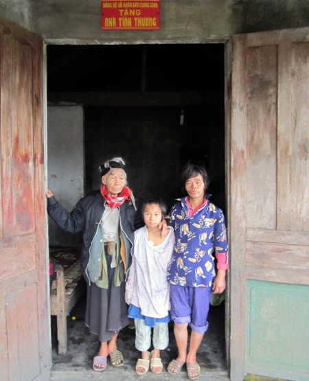 Bà ăn xin nuôi mộng học chữ cho cháu - 2