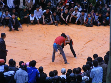 Sôi động đấu vật, đua thuyền tại lễ hội Vua Mai - 4