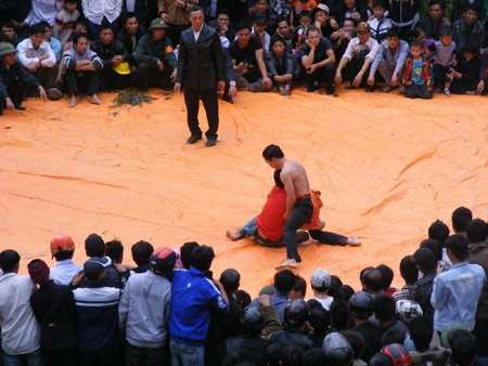 Sôi động đấu vật, đua thuyền tại lễ hội Vua Mai - 3