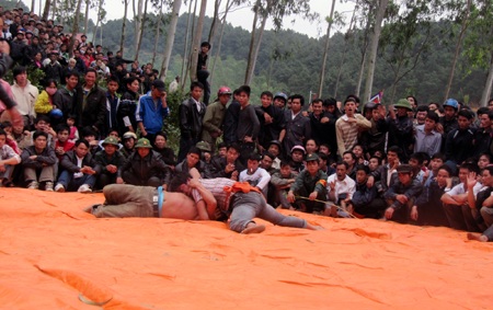 Sôi động đấu vật, đua thuyền tại lễ hội Vua Mai - 11