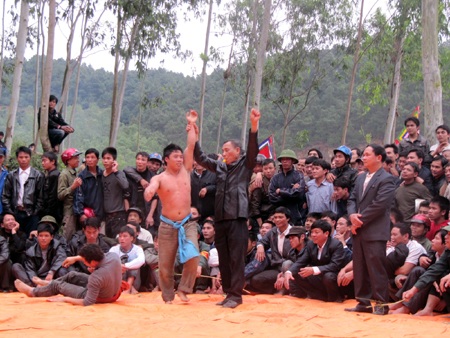 Sôi động đấu vật, đua thuyền tại lễ hội Vua Mai - 12