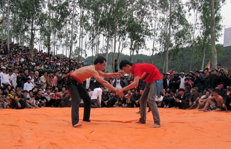 Sôi động đấu vật, đua thuyền tại lễ hội Vua Mai - 1