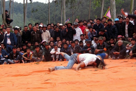 Sôi động đấu vật, đua thuyền tại lễ hội Vua Mai - 10