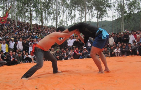 Sôi động đấu vật, đua thuyền tại lễ hội Vua Mai - 2