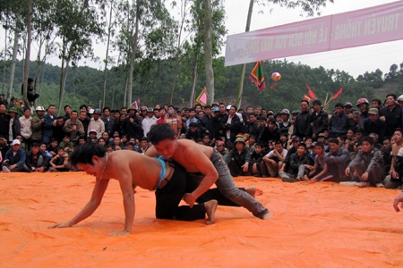 Sôi động đấu vật, đua thuyền tại lễ hội Vua Mai - 9