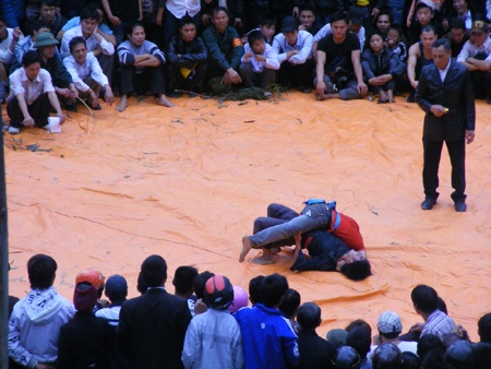 Sôi động đấu vật, đua thuyền tại lễ hội Vua Mai - 7