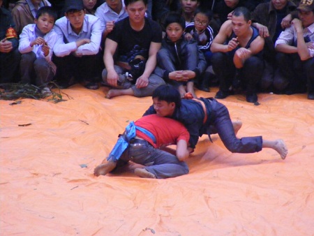 Sôi động đấu vật, đua thuyền tại lễ hội Vua Mai - 5