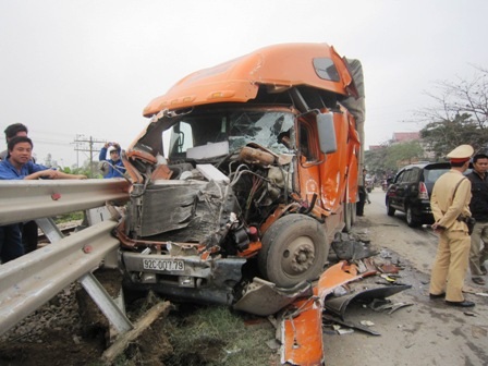 Xe khách đối đầu xe container, nhiều người bị thương - 1