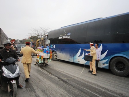 Xe khách đối đầu xe container, nhiều người bị thương - 3